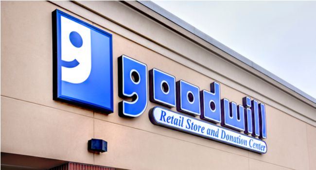 Витрина магазина Goodwill