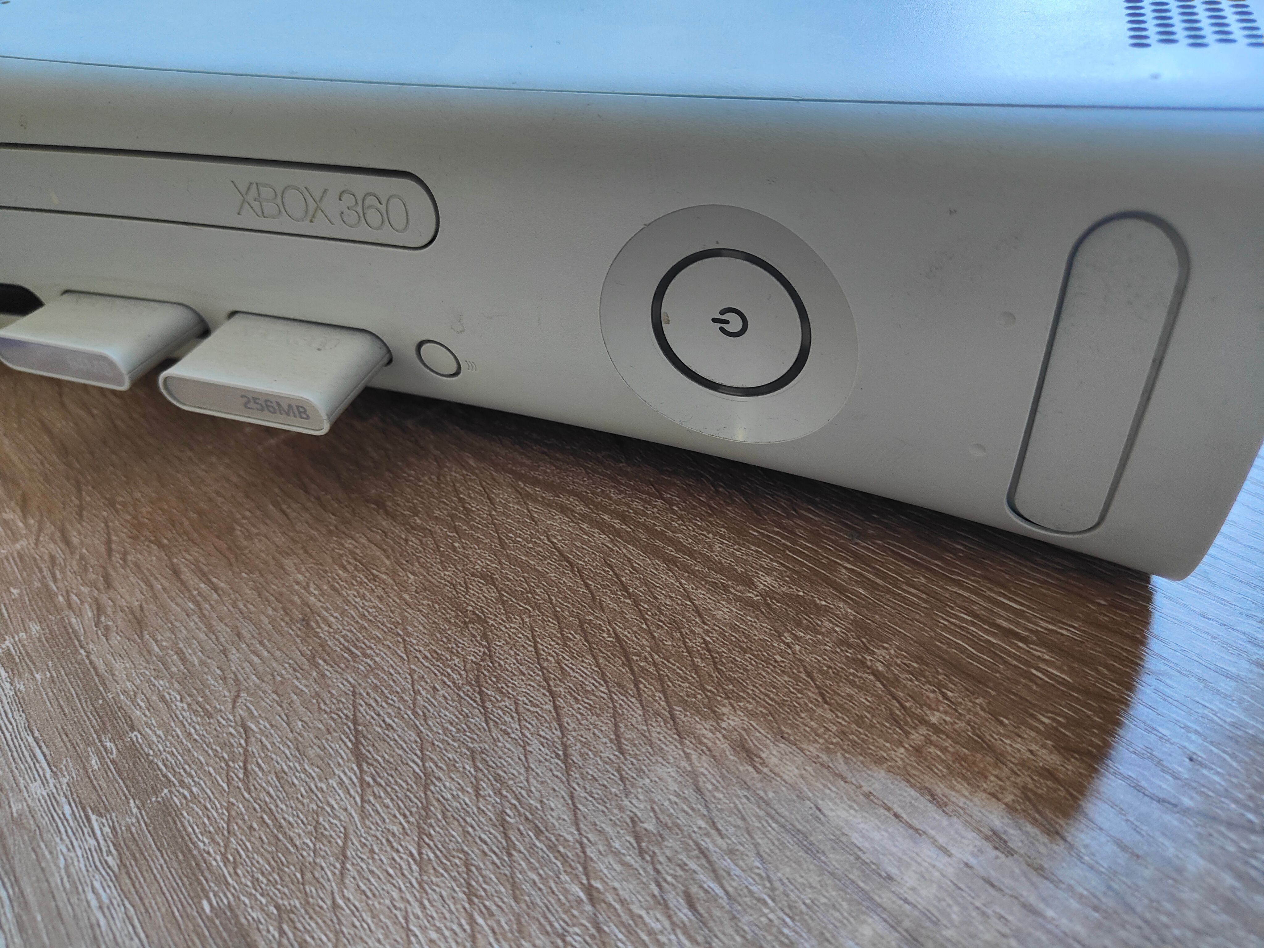 Вид спереди оригинальной консоли Xbox 360